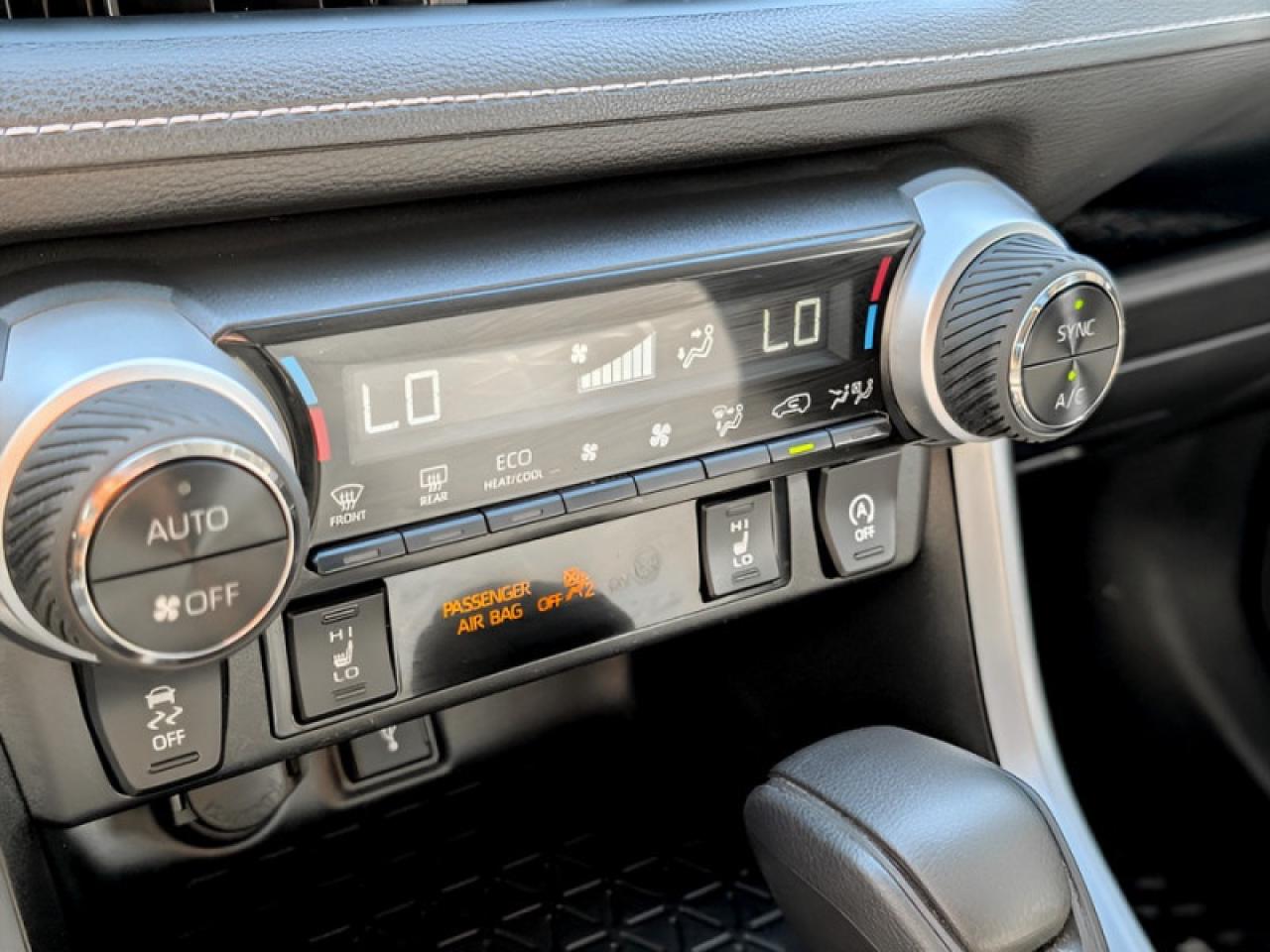 2021 Toyota RAV4 XLE  **LOW KMS - 1 OWNER** Photo