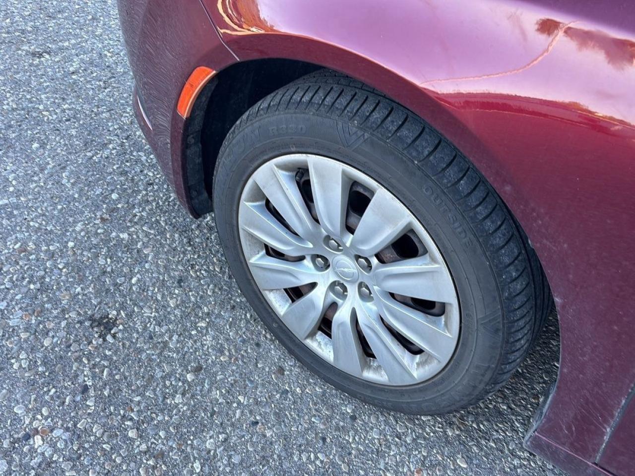 2016 Chrysler 200 LX Photo5