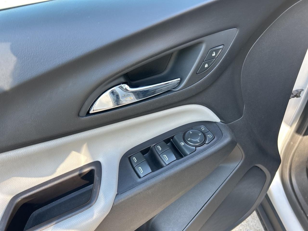 2021 Chevrolet Equinox LS   AWD ** SUPER  CLEAN ** Photo