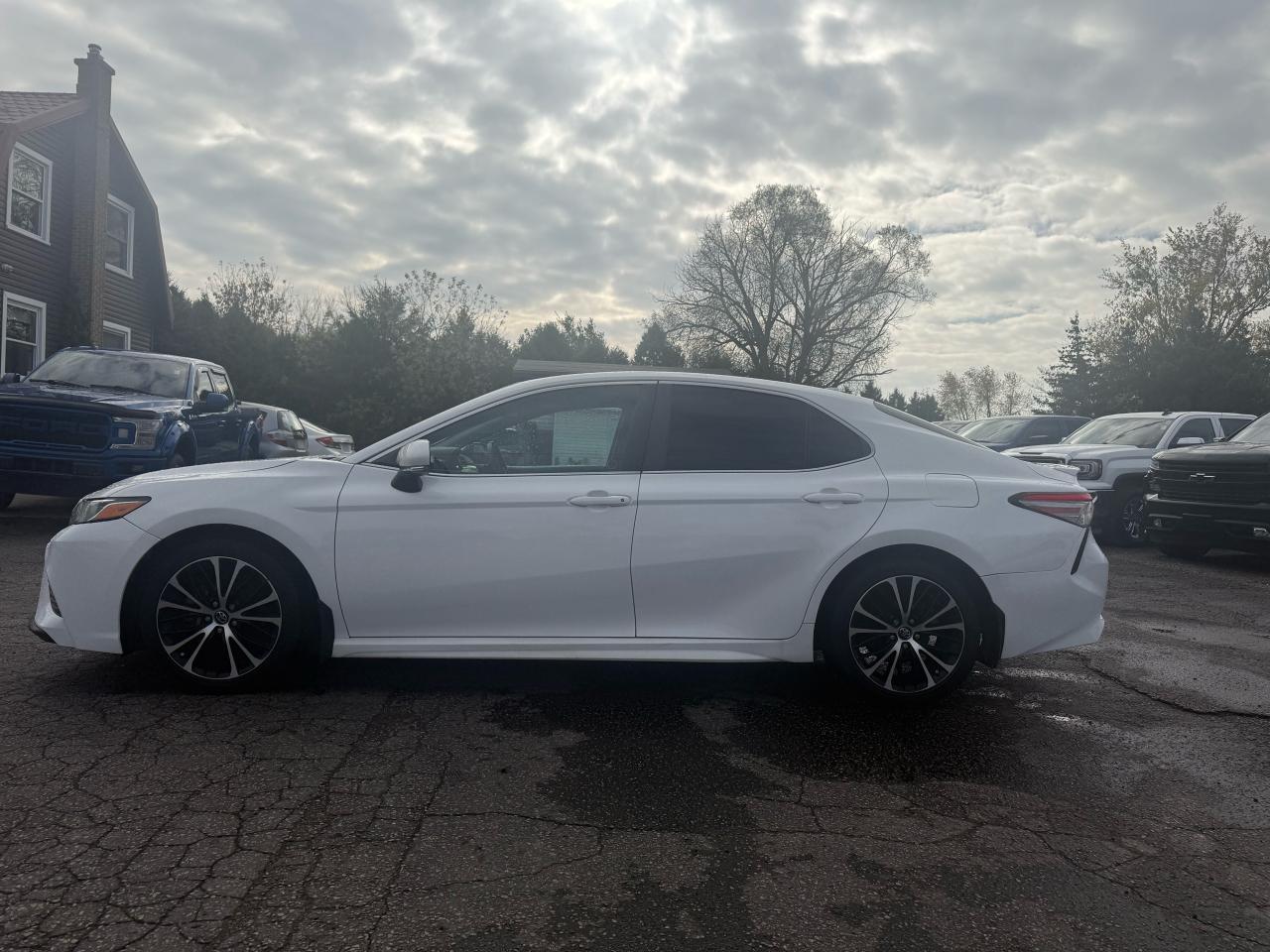 2018 Toyota Camry SE Photo6