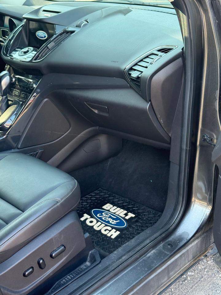 2016 Ford Escape 4WD TITANIUM - Very Low KM's Photo4