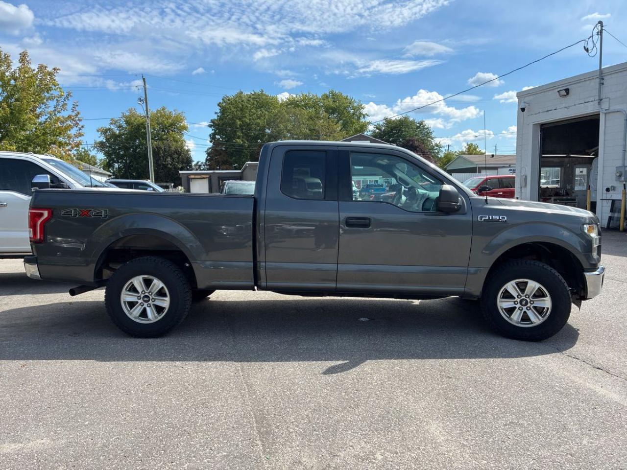 2016 Ford F-150 XLT/ V8/ WELL MAINTAINED / A/C / NEW TIRES / CLEAN - Photo #3