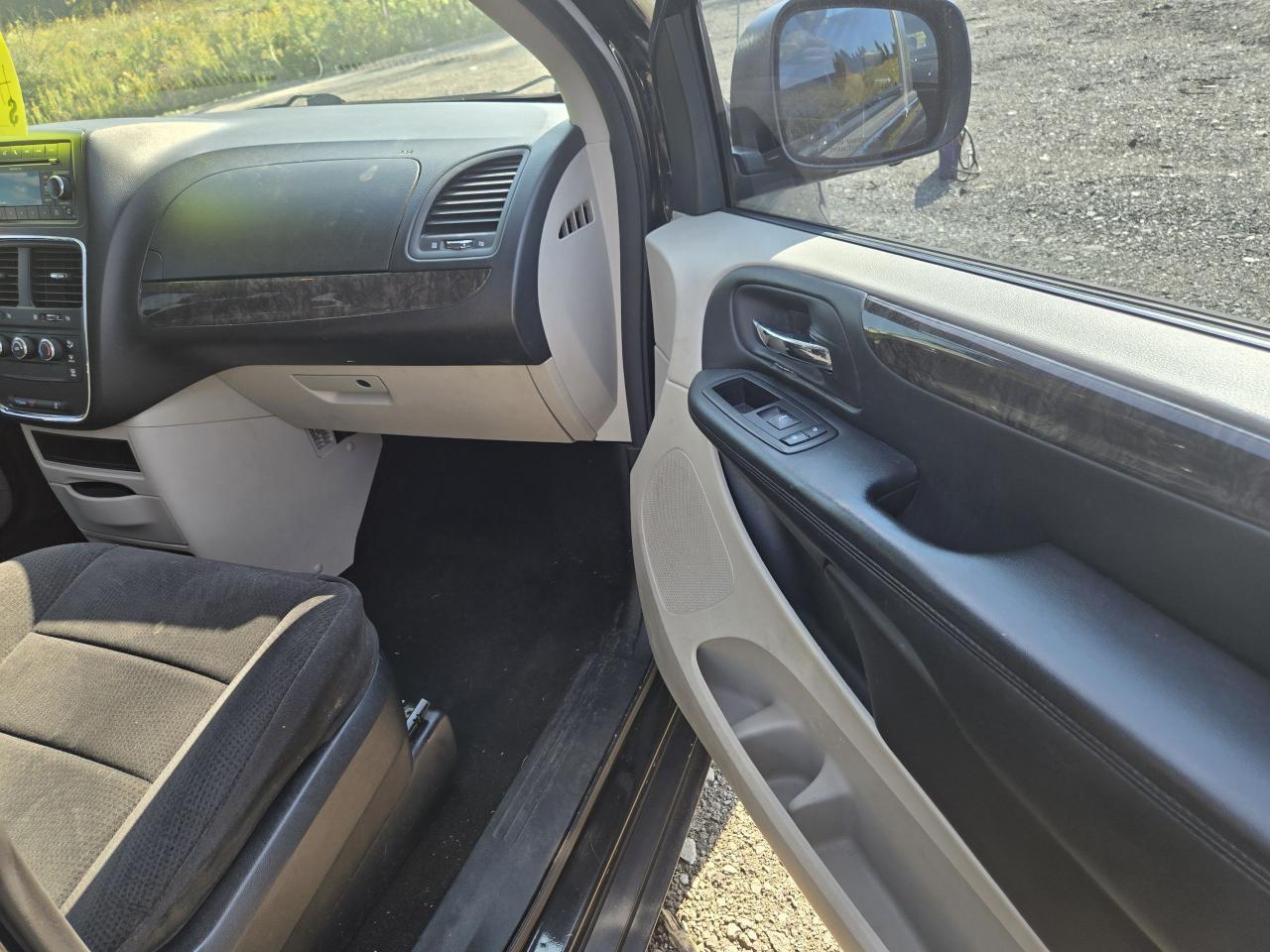 2011 Dodge Grand Caravan SXT - Photo #4