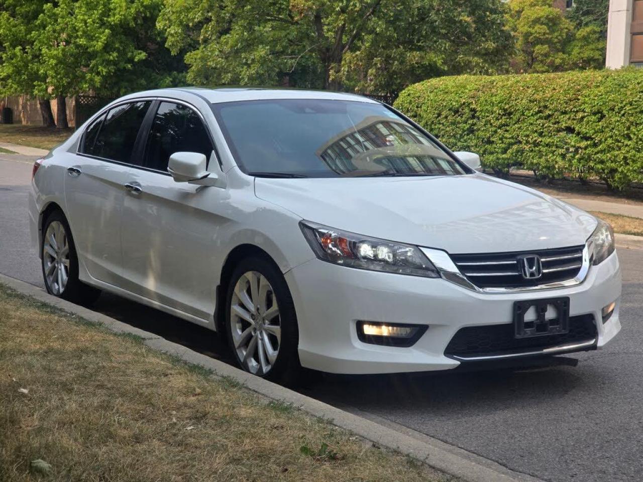 Used 2015 Honda Accord TOURING/ LEATHER /ROOF / NAVI / REAR CAM / CLEAN / for sale in Scarborough, ON