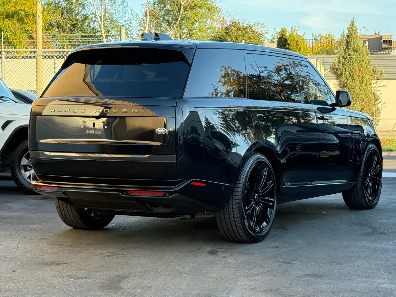 2023 Land Rover Range Rover SE P530 LWB V8|7PASS|BLACK SHADOW PKG - Photo #4