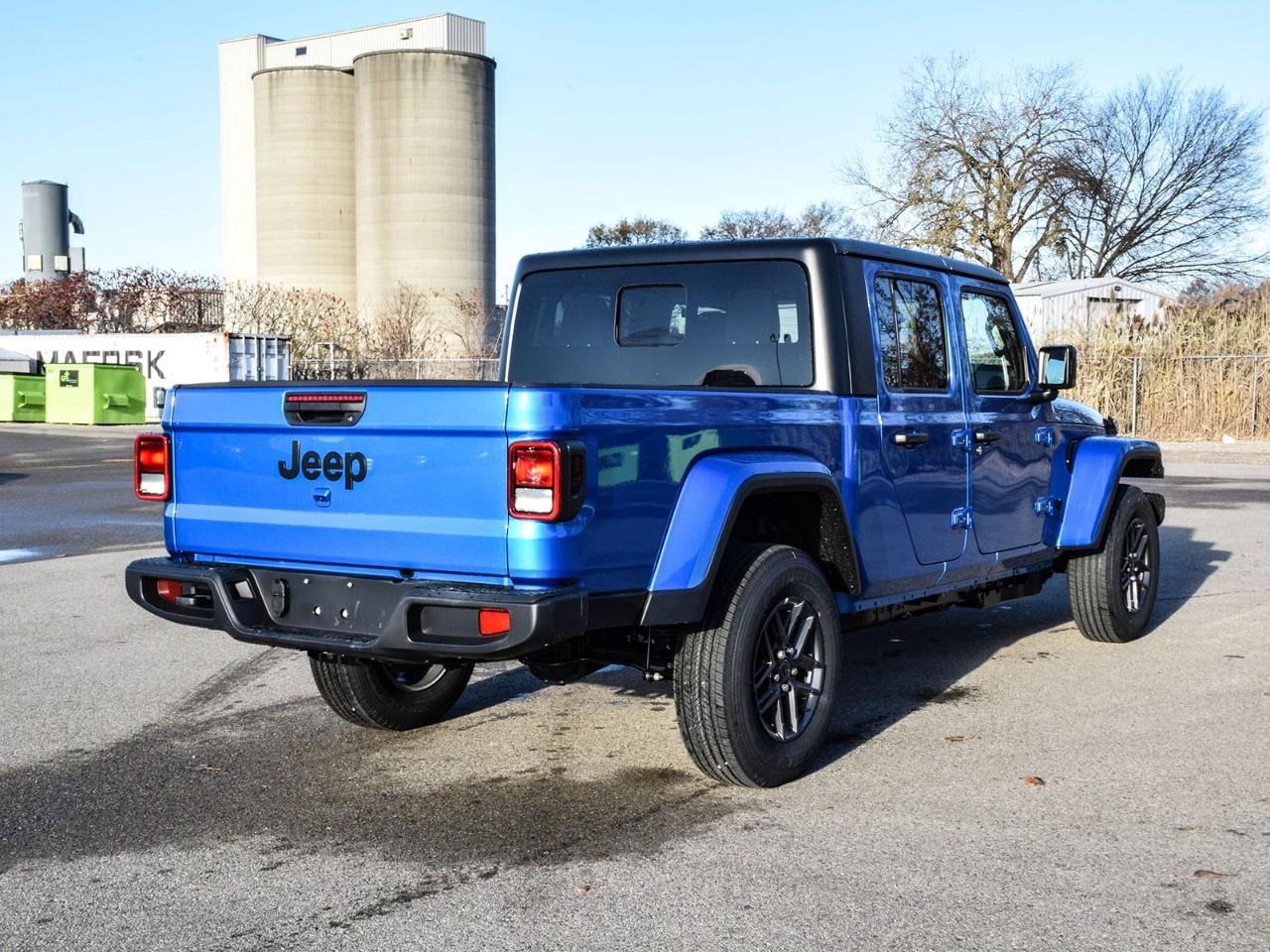 2026 Jeep Gladiator  Photo3