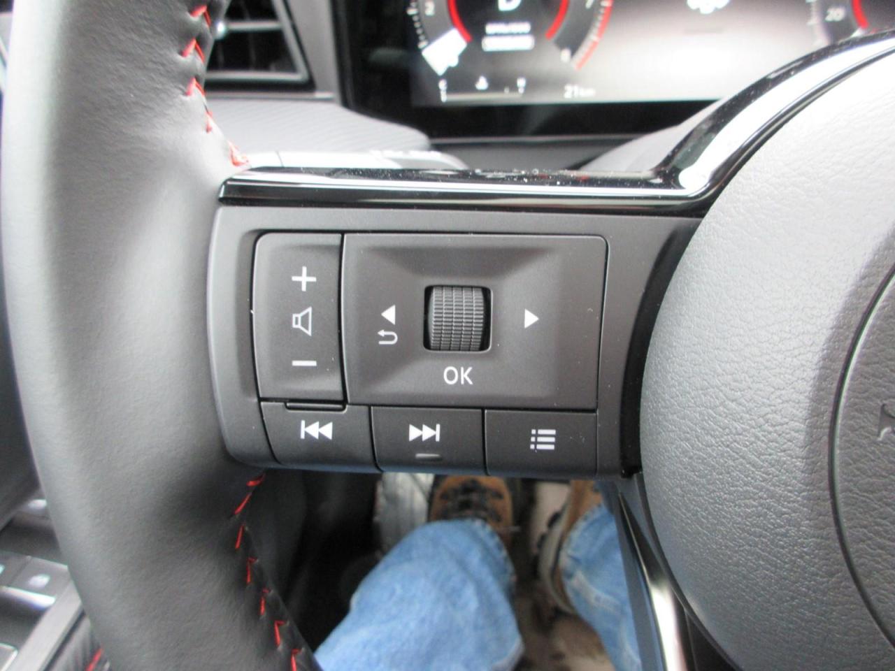 2026 Nissan Kicks SR Photo