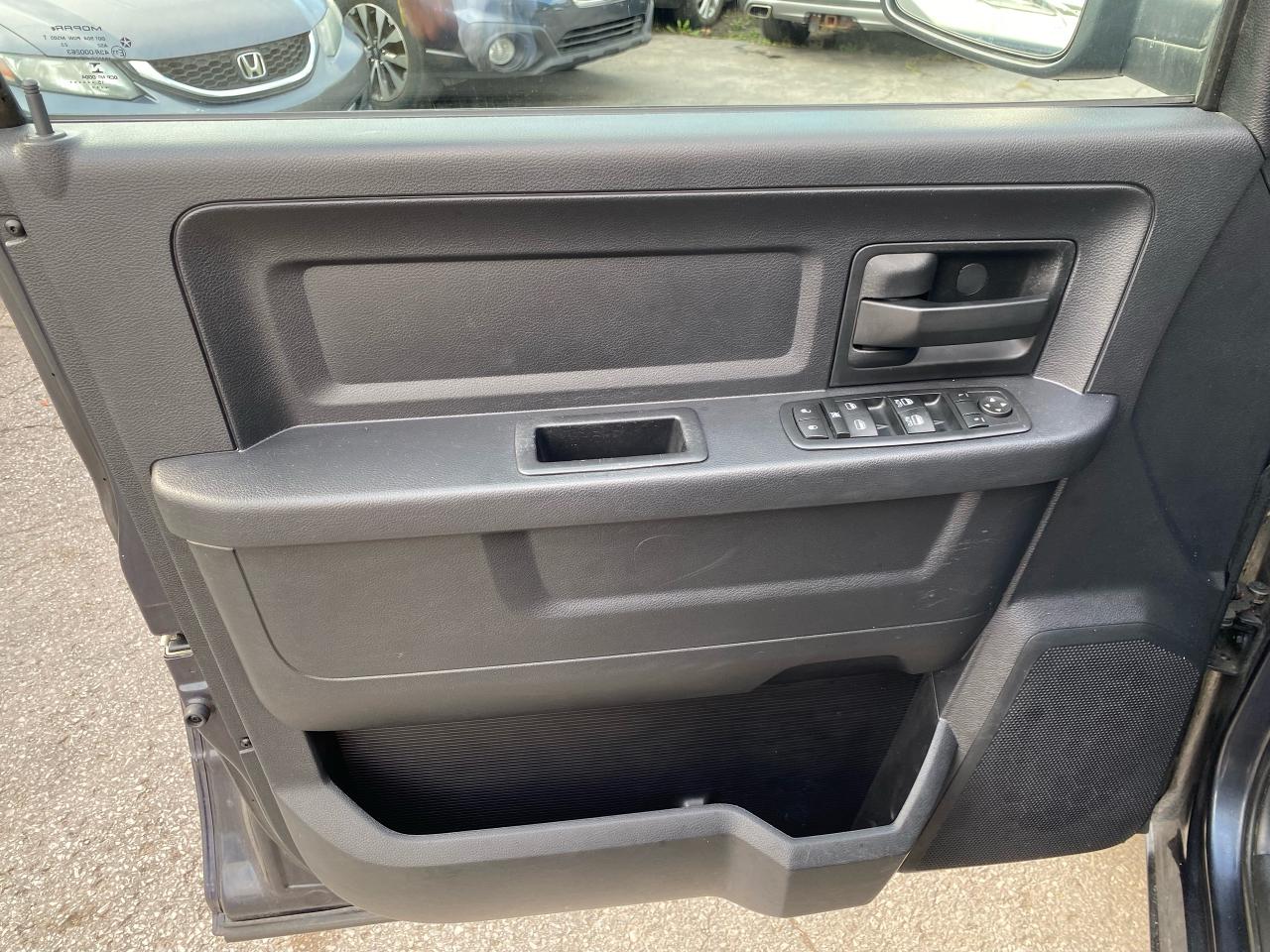 2015 RAM 1500 4WD QUAD CAB 140.5" ST - Photo #11
