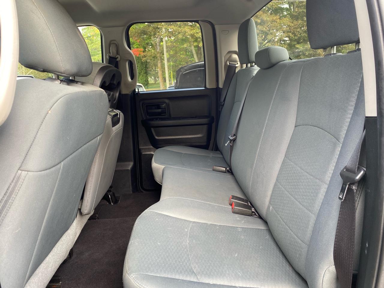 2015 RAM 1500 4WD QUAD CAB 140.5" ST - Photo #9