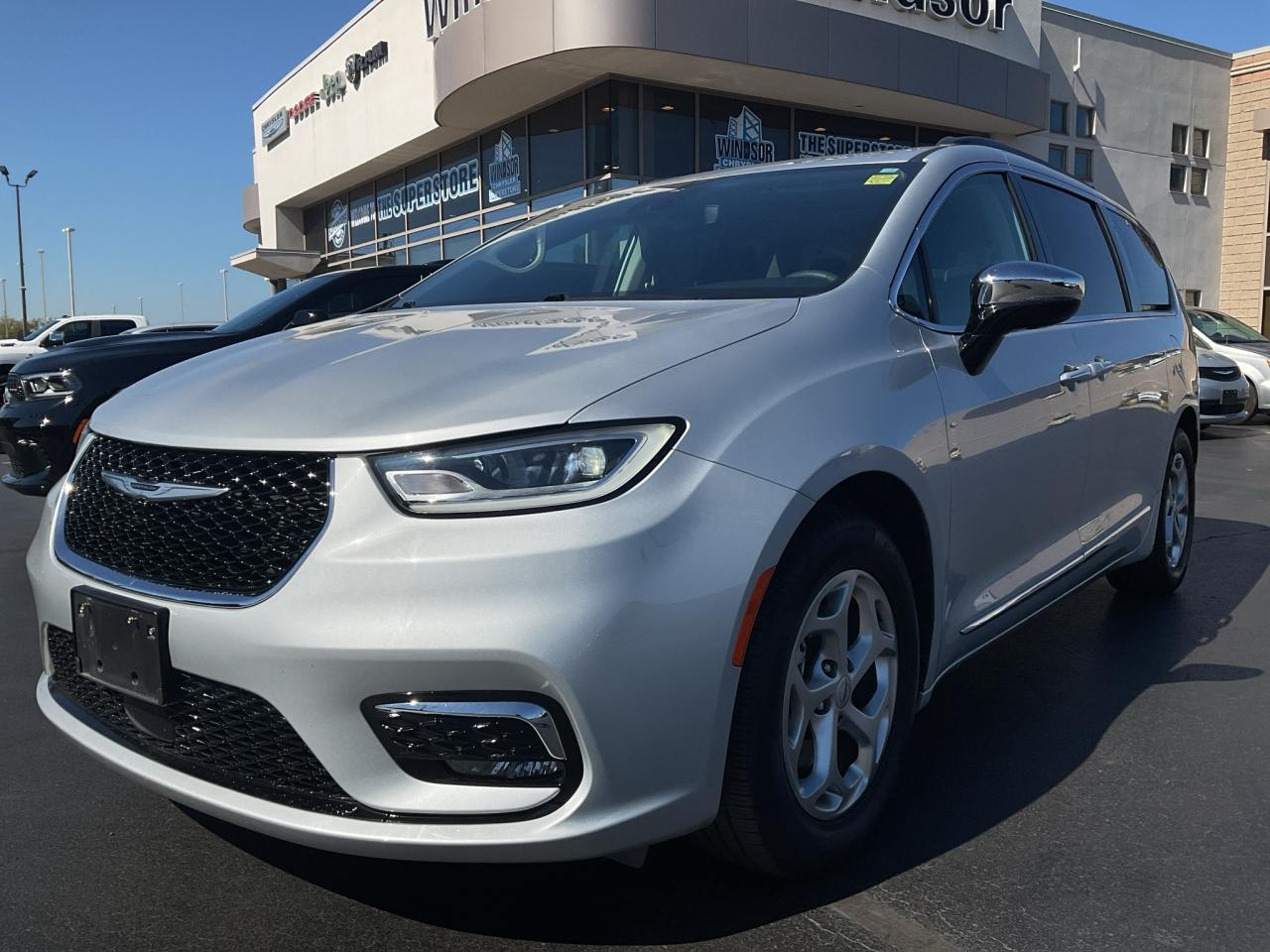Used 2023 Chrysler Pacifica FULL SUNROOF / WIRELESS CHARGER / ADVANCED SAFETY for sale in Windsor, ON