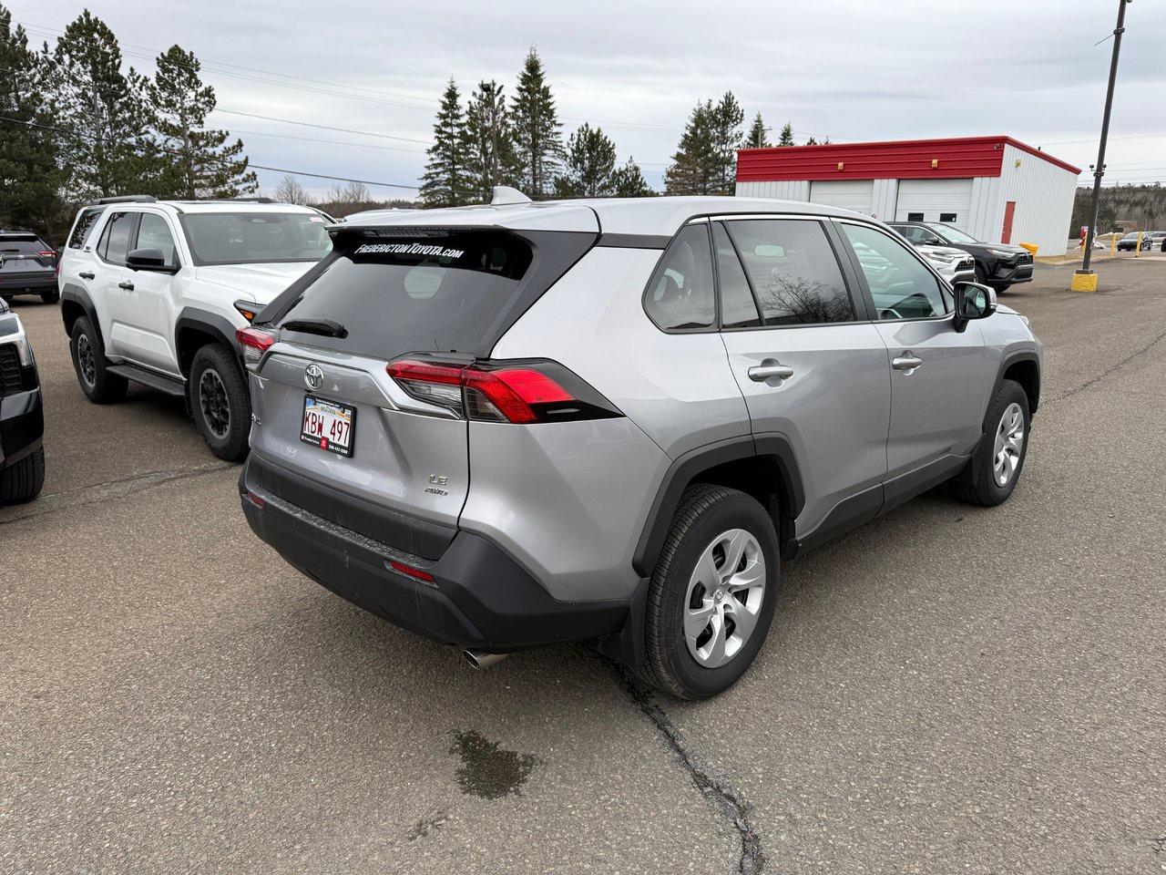 2023 Toyota RAV4 LE Photo4