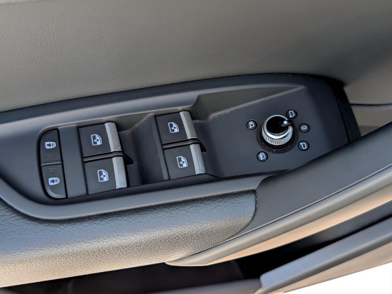 2024 Audi Q5 45 Progressiv S-Line  **S LINE - VERY CLEAN** Photo