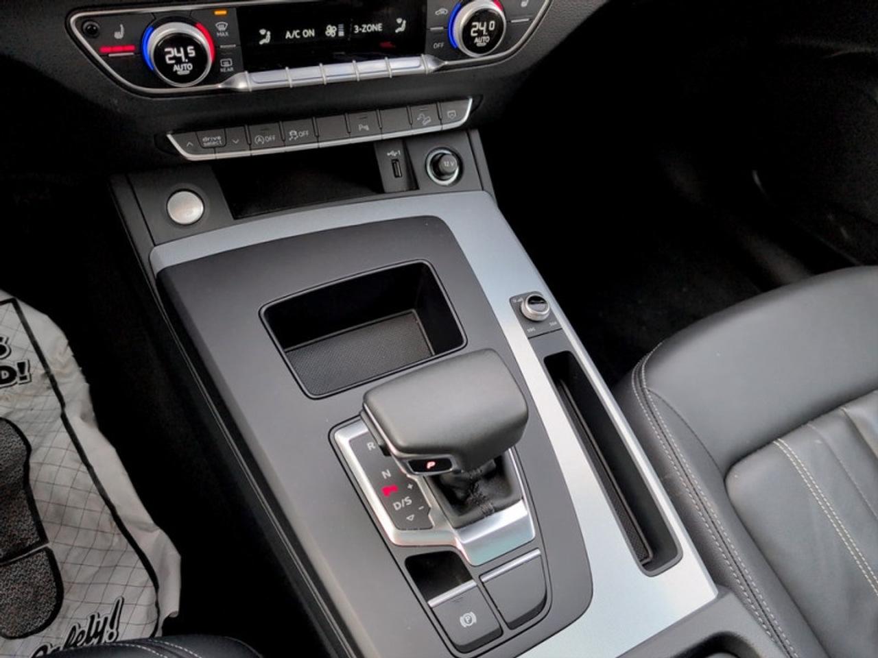 2024 Audi Q5 45 Progressiv S-Line  **S LINE - VERY CLEAN** Photo