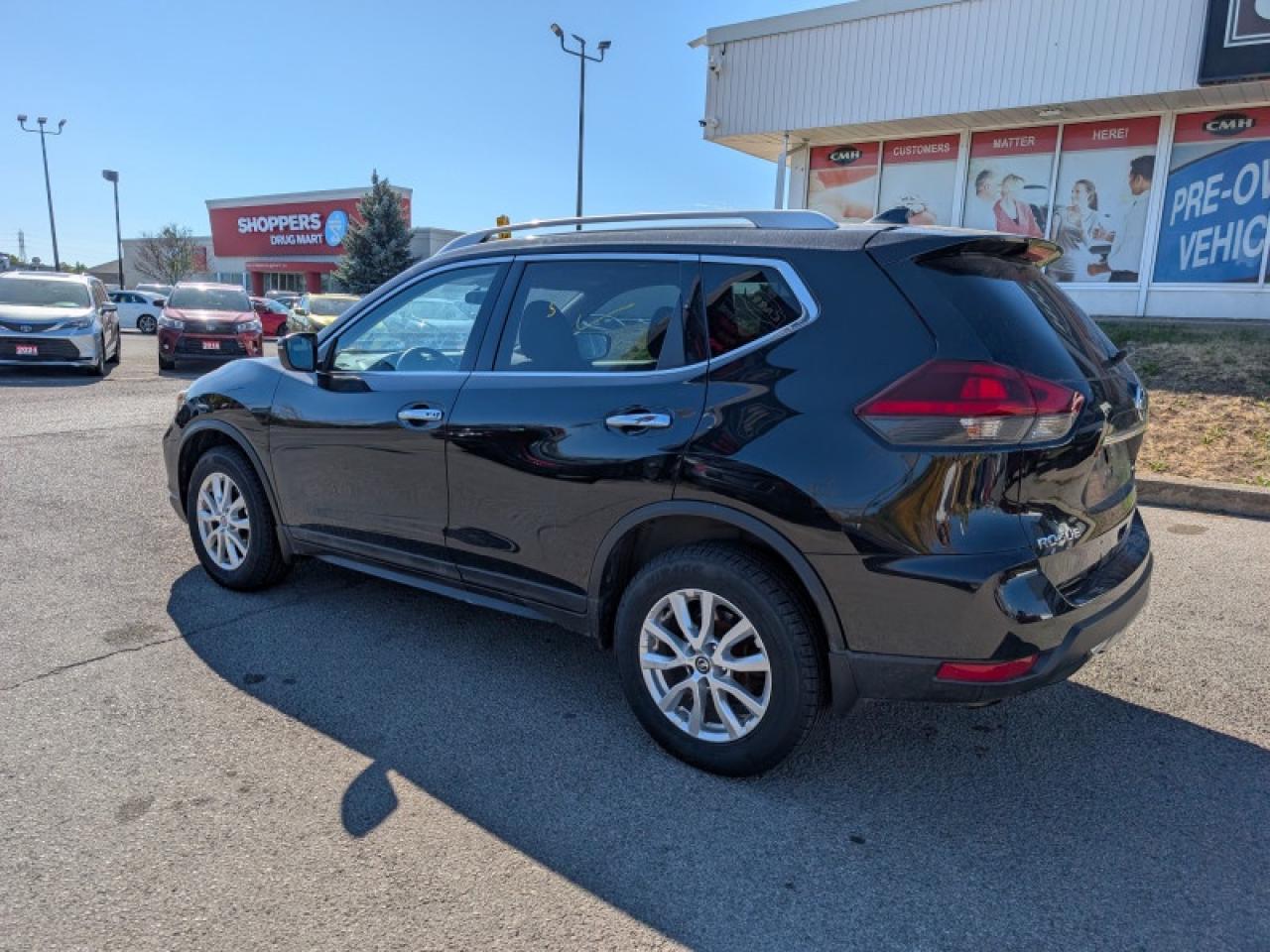 2018 Nissan Rogue SV  **LOW KMS - 17 SERVICE RECORDS** Photo3