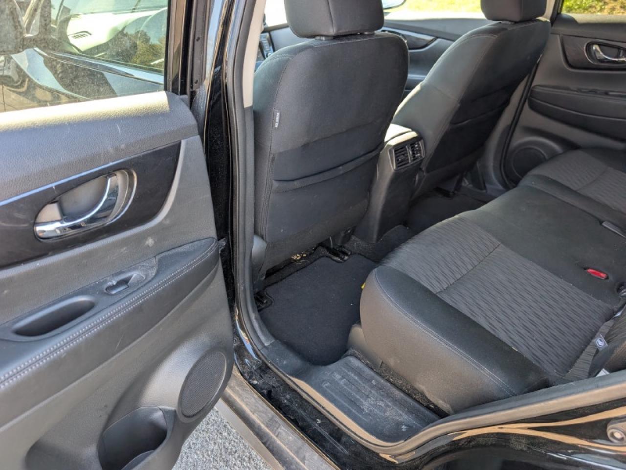 2018 Nissan Rogue SV  **LOW KMS - 17 SERVICE RECORDS** Photo