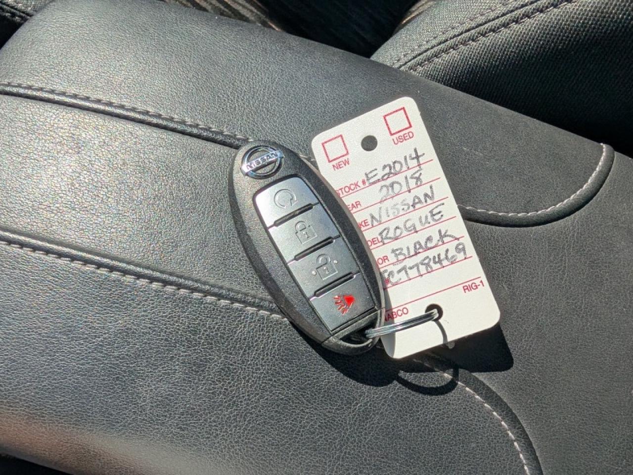2018 Nissan Rogue SV  **LOW KMS - 17 SERVICE RECORDS** Photo