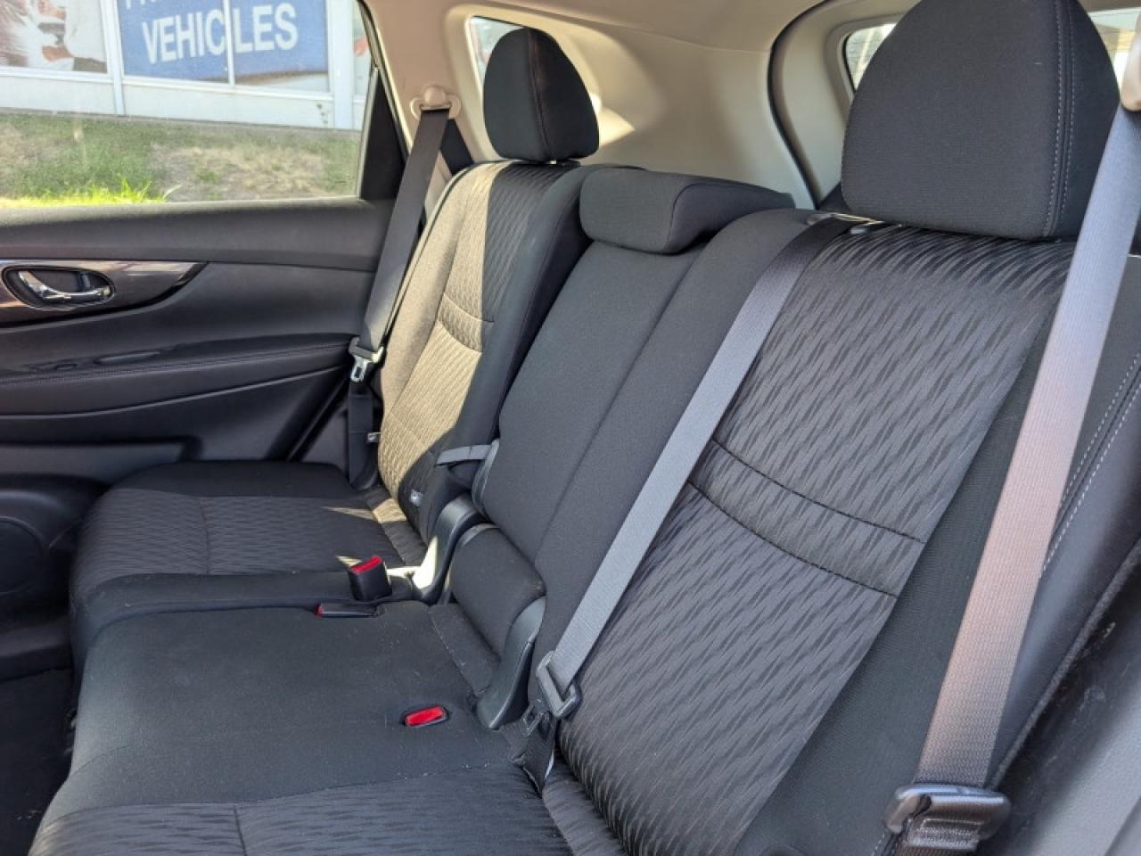 2018 Nissan Rogue SV  **LOW KMS - 17 SERVICE RECORDS** Photo