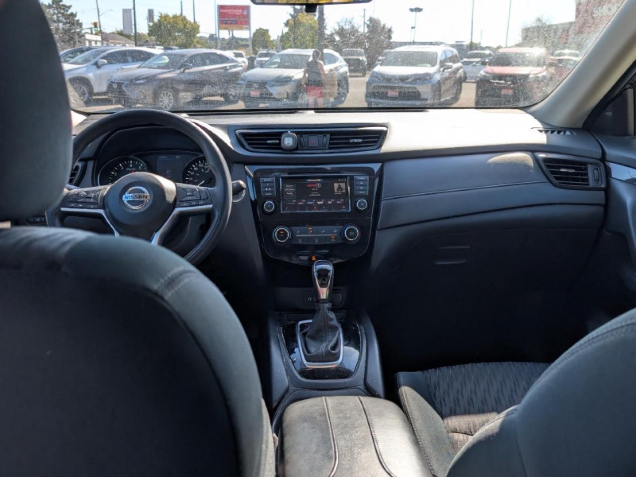 2018 Nissan Rogue SV  **LOW KMS - 17 SERVICE RECORDS** Photo