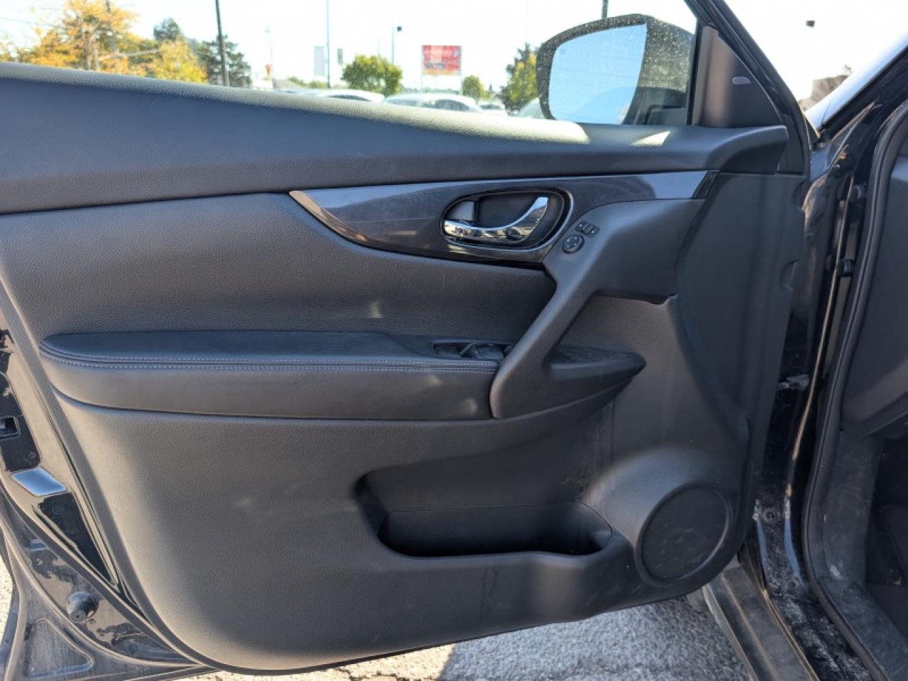 2018 Nissan Rogue SV  **LOW KMS - 17 SERVICE RECORDS** Photo