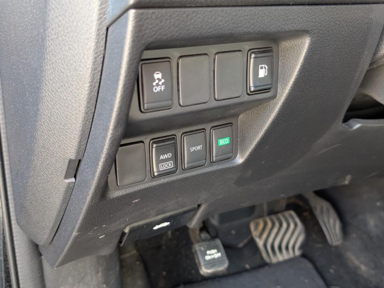 2018 Nissan Rogue SV  **LOW KMS - 17 SERVICE RECORDS** Photo