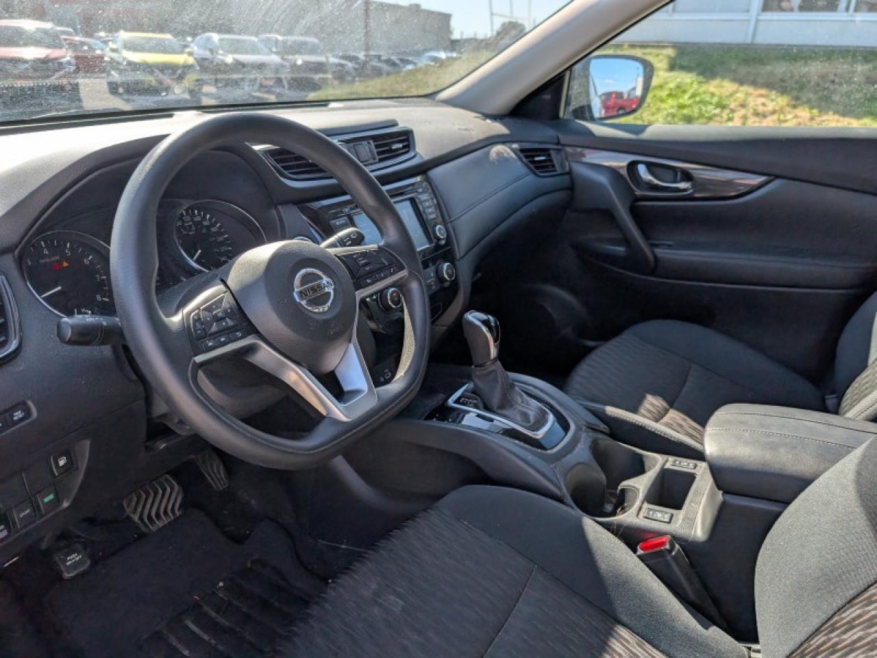 2018 Nissan Rogue SV  **LOW KMS - 17 SERVICE RECORDS** Photo