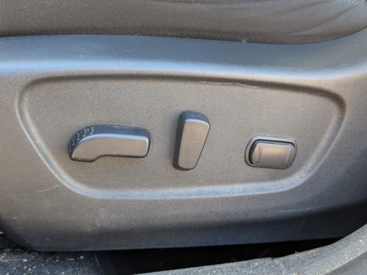 2018 Nissan Rogue SV  **LOW KMS - 17 SERVICE RECORDS** Photo