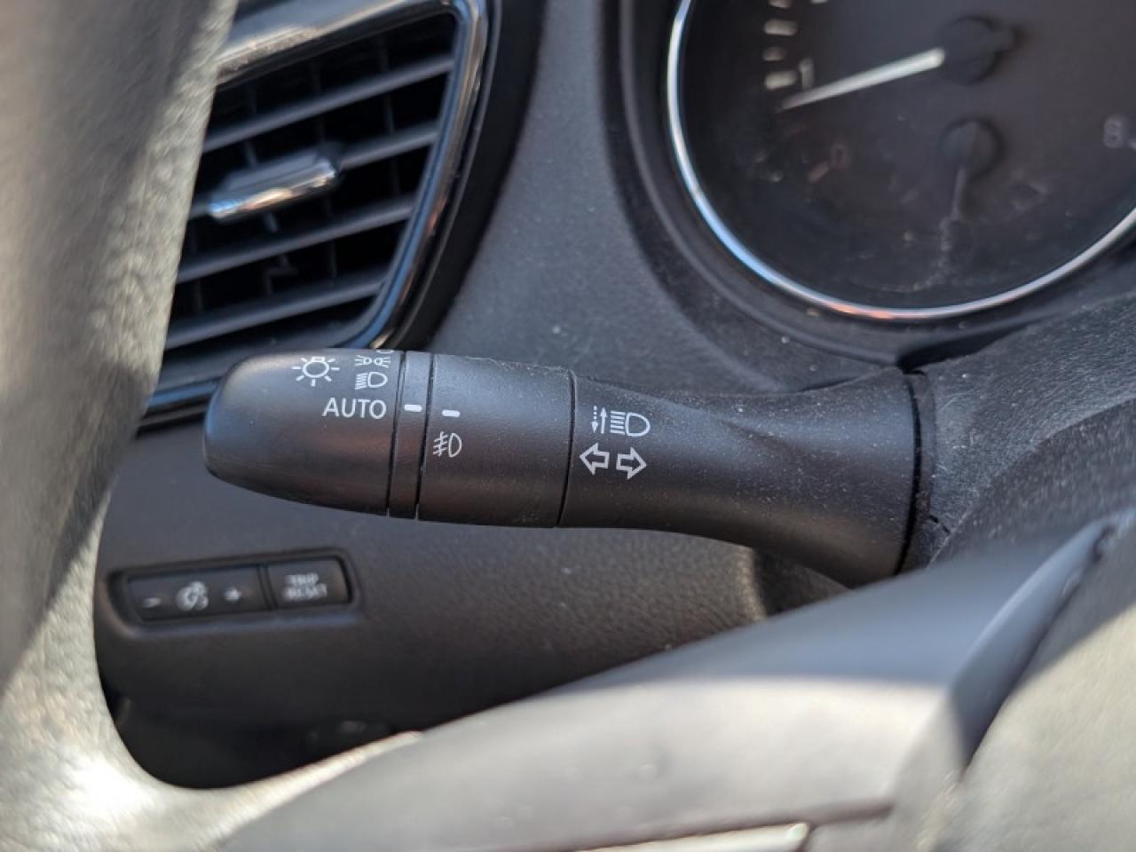 2018 Nissan Rogue SV  **LOW KMS - 17 SERVICE RECORDS** Photo