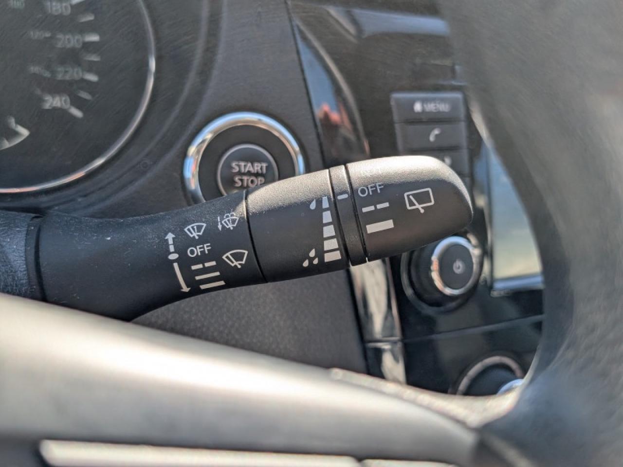 2018 Nissan Rogue SV  **LOW KMS - 17 SERVICE RECORDS** Photo