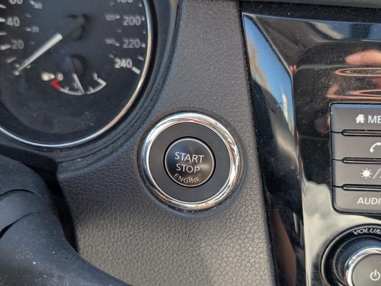 2018 Nissan Rogue SV  **LOW KMS - 17 SERVICE RECORDS** Photo