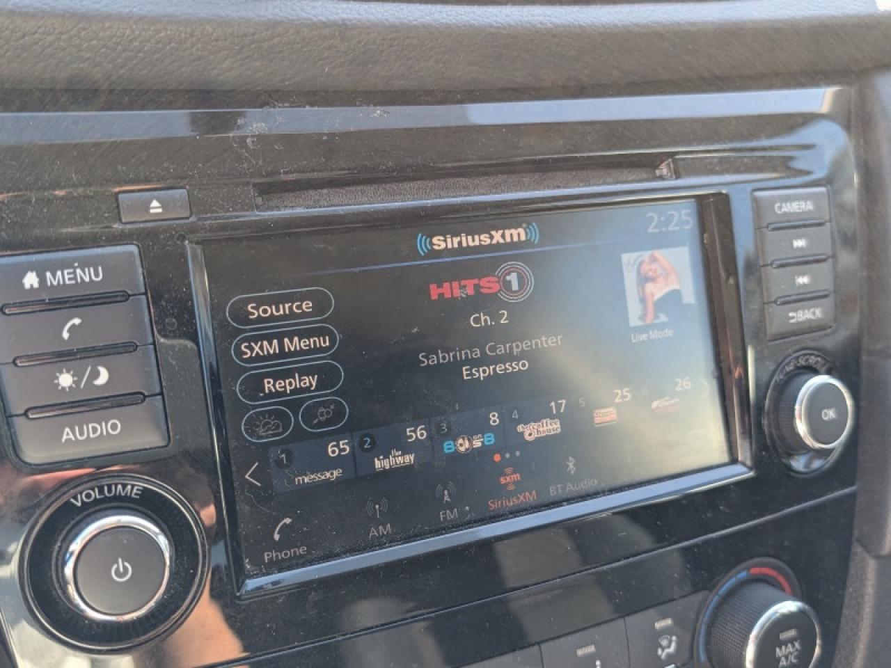 2018 Nissan Rogue SV  **LOW KMS - 17 SERVICE RECORDS** Photo