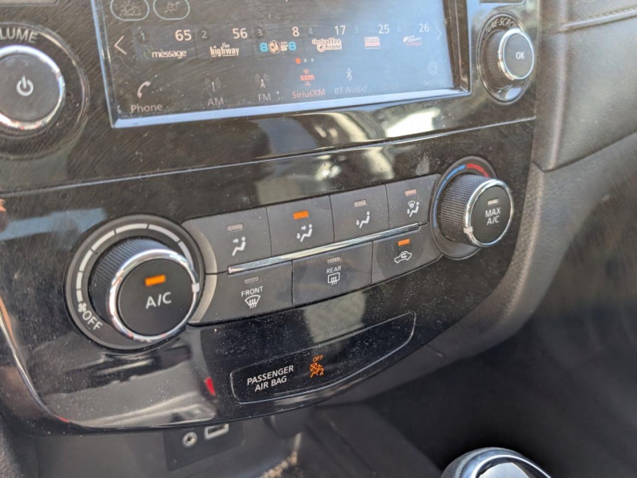 2018 Nissan Rogue SV  **LOW KMS - 17 SERVICE RECORDS** Photo