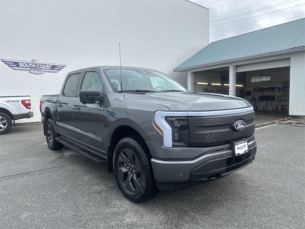 2025 Ford F-150 Lightning Flash Photo5