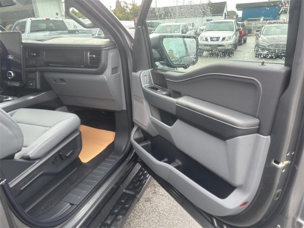 2025 Ford F-150 Lightning Flash Photo5