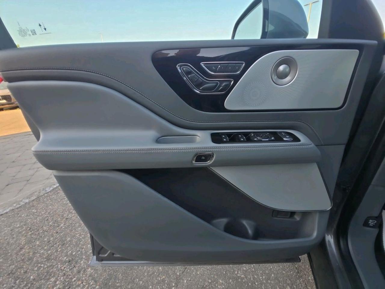 2021 Lincoln Aviator RESERVE, AWD, 22" RIMS, LEATHER, PANO ROOF! Photo