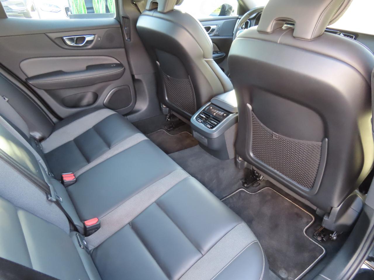 2019 Volvo S60 T6 AWD R-DESIGN - NAVI - LEATHER - SUNROOF !!! Photo