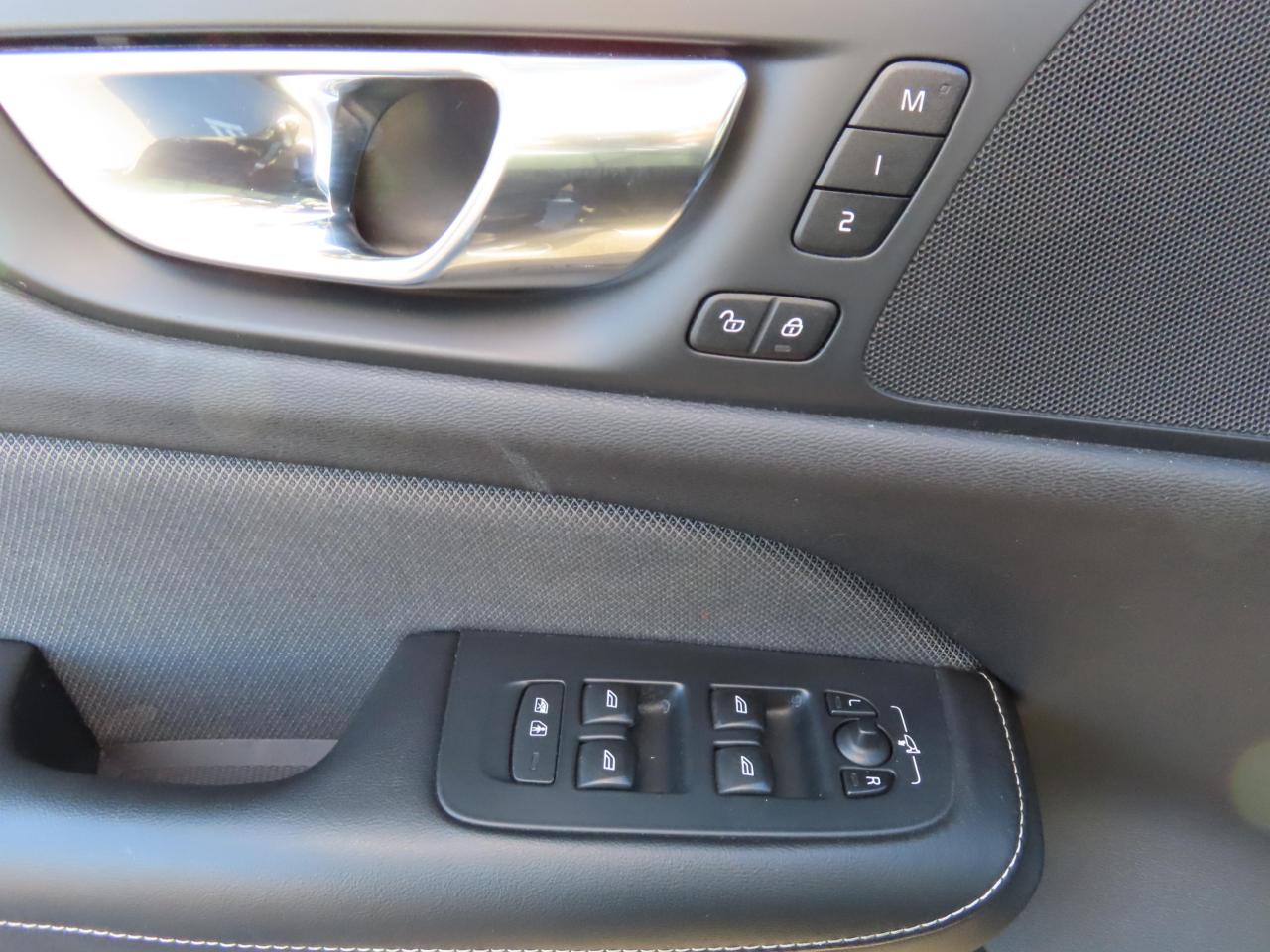 2019 Volvo S60 T6 AWD R-DESIGN - NAVI - LEATHER - SUNROOF !!! Photo