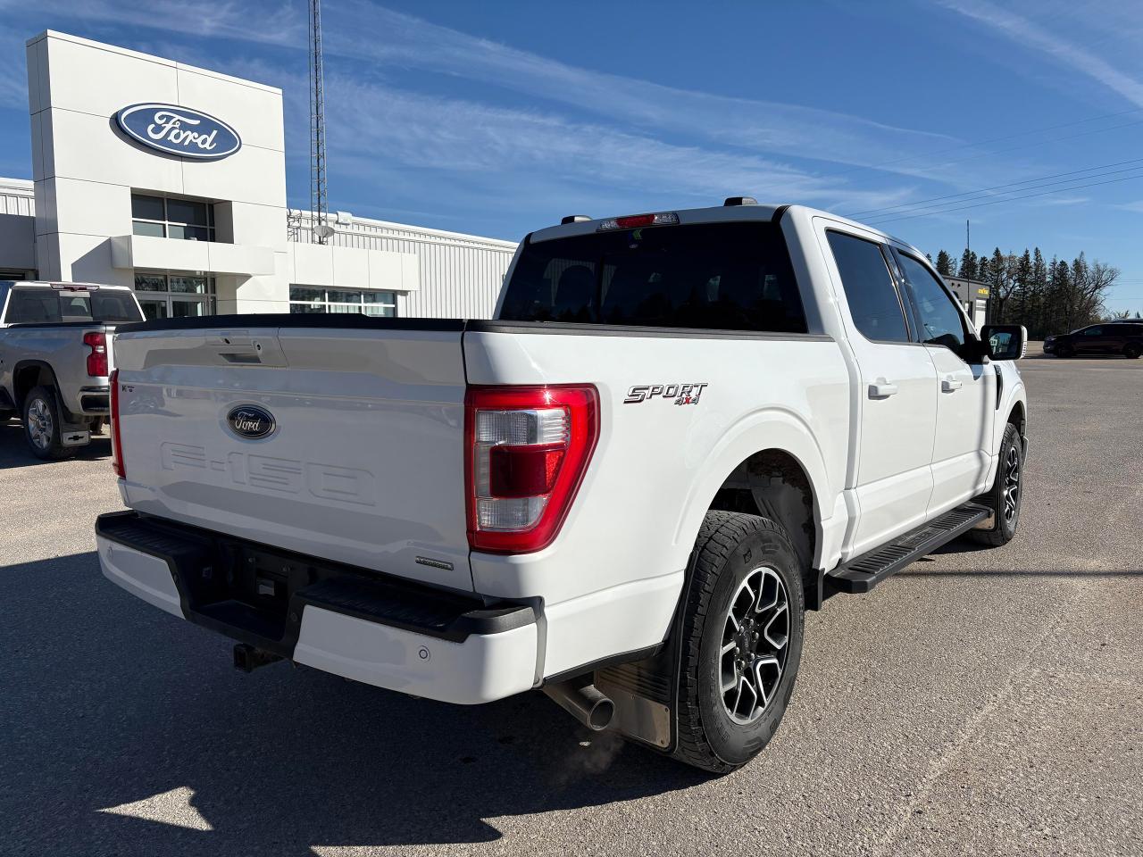 2022 Ford F-150 Lariat 4WD SuperCrew 5.5' Box Photo4