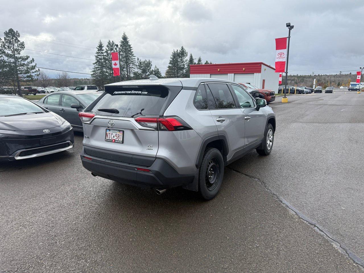 2023 Toyota RAV4 LE Photo4