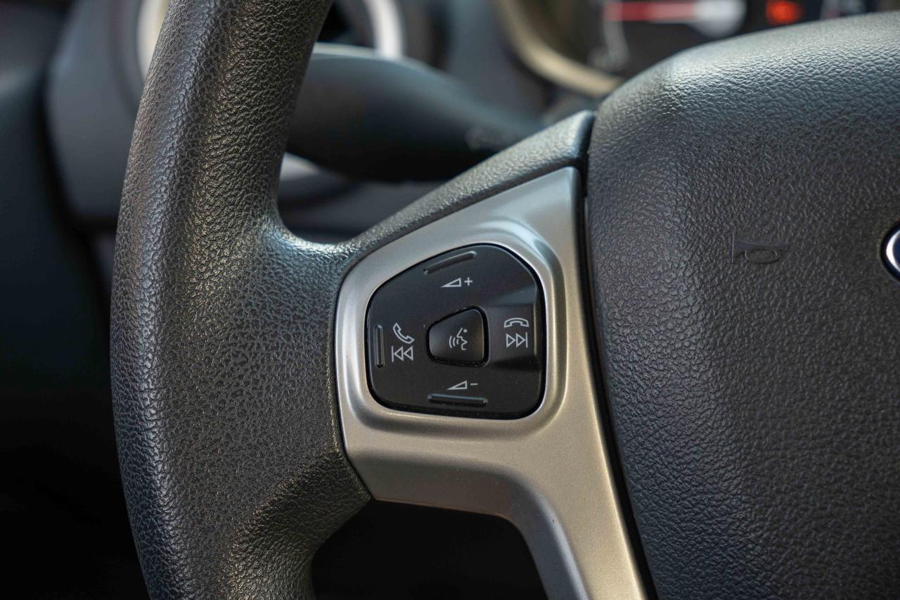 2013 Ford Fiesta SE - Photo #24