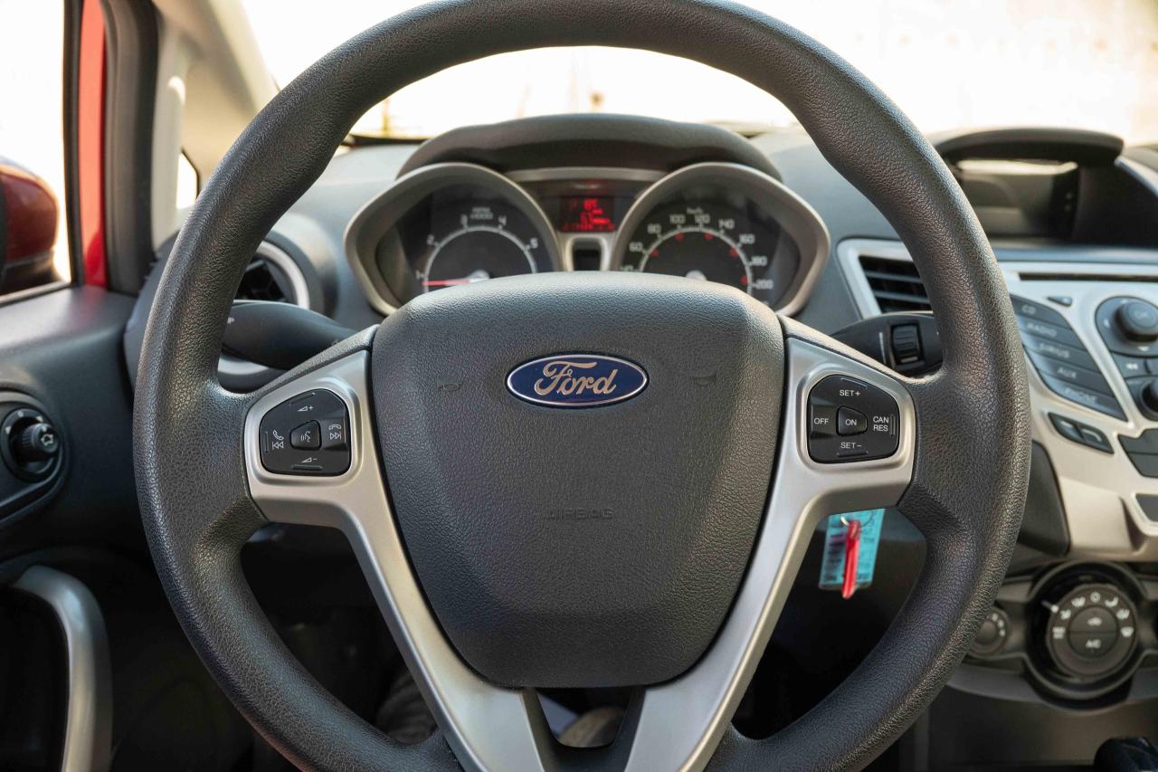 2013 Ford Fiesta SE - Photo #25