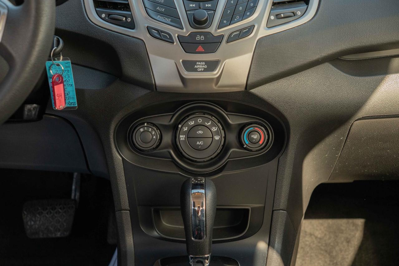 2013 Ford Fiesta SE - Photo #33