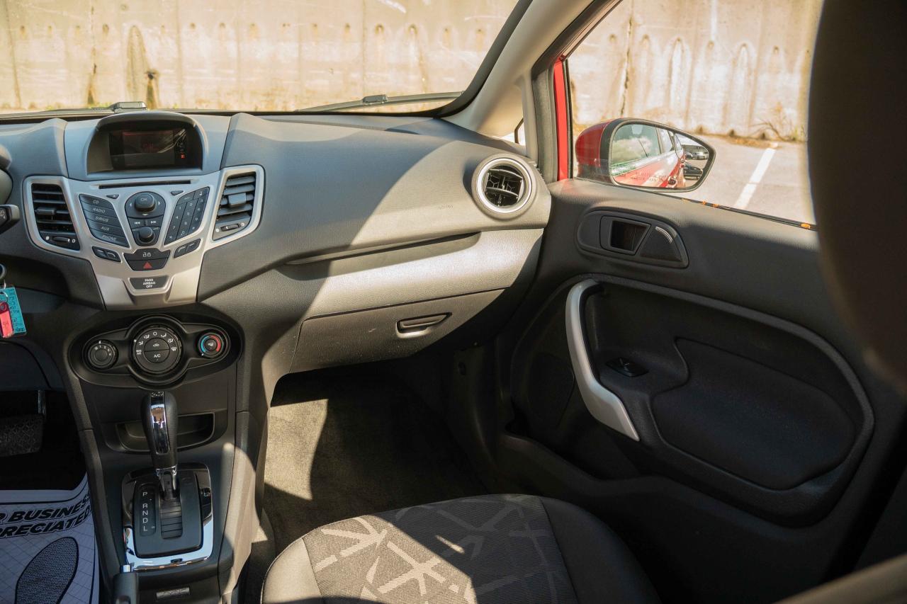 2013 Ford Fiesta SE - Photo #38