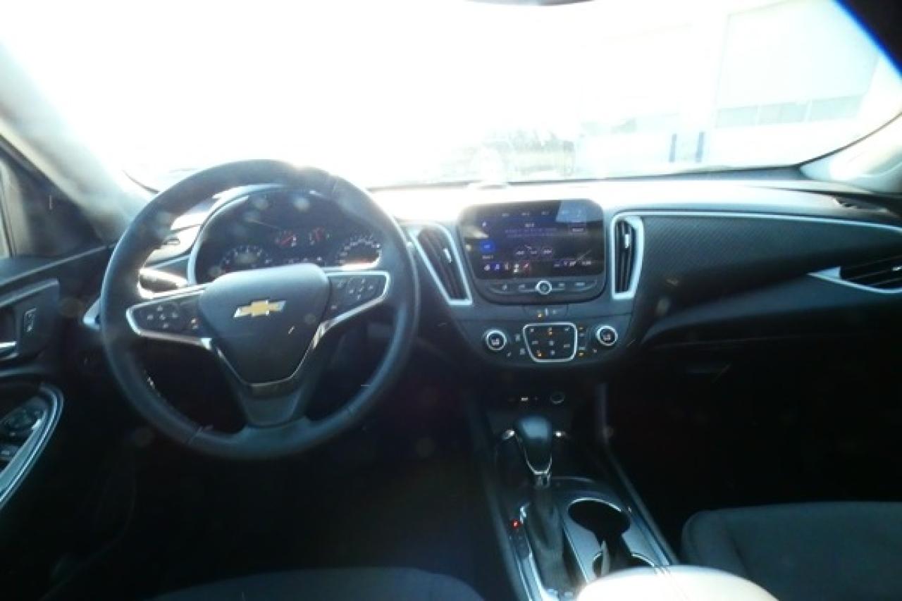 2023 Chevrolet Malibu 1LT w/Htd cloth, pano S/R, BUC - Photo #11