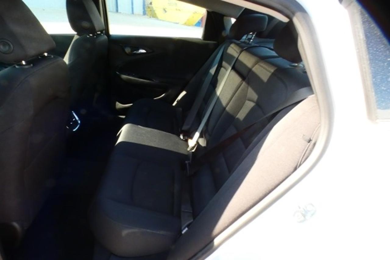 2023 Chevrolet Malibu 1LT w/Htd cloth, pano S/R, BUC - Photo #9