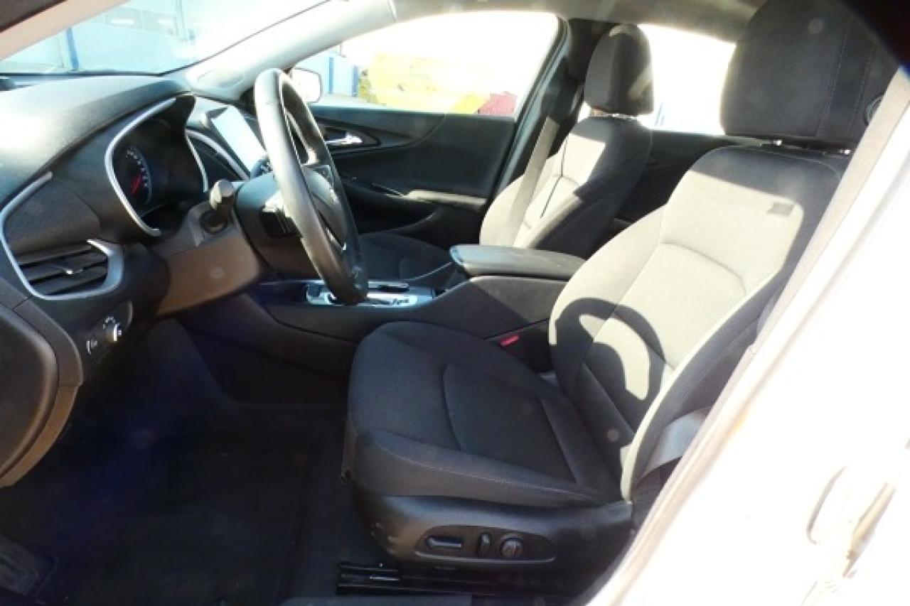 2023 Chevrolet Malibu 1LT w/Htd cloth, pano S/R, BUC - Photo #10