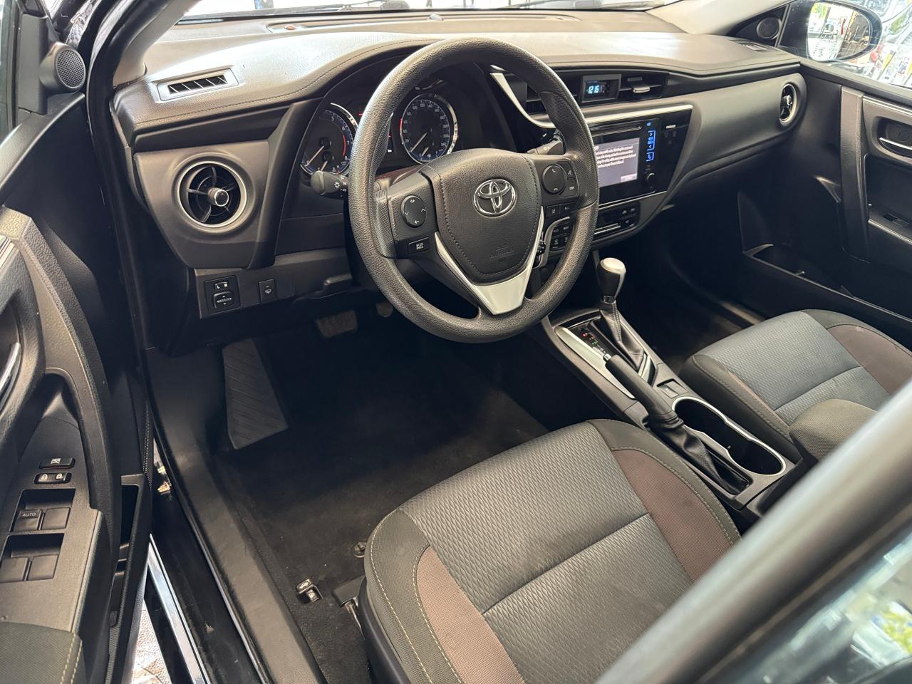 2017 Toyota Corolla LE+Camera+Adaptive Cruise+A/C+CLEAN CARFAX Photo18