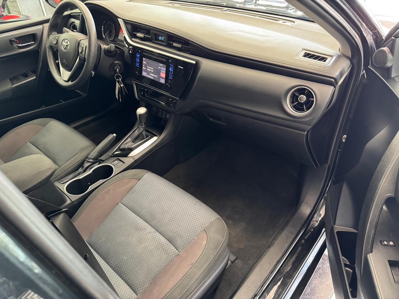 2017 Toyota Corolla LE+Camera+Adaptive Cruise+A/C+CLEAN CARFAX Photo21