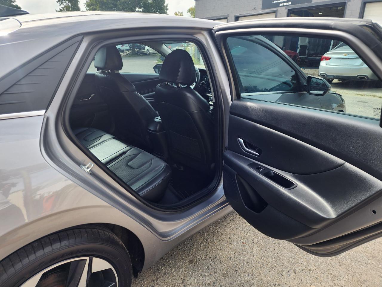 2023 Hyundai Elantra Luxury l Clean Carfax l No Accident l One Owner - Photo #12