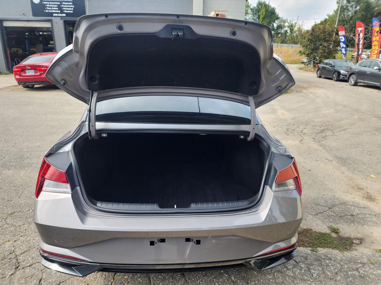 2023 Hyundai Elantra Luxury l Clean Carfax l No Accident l One Owner - Photo #9