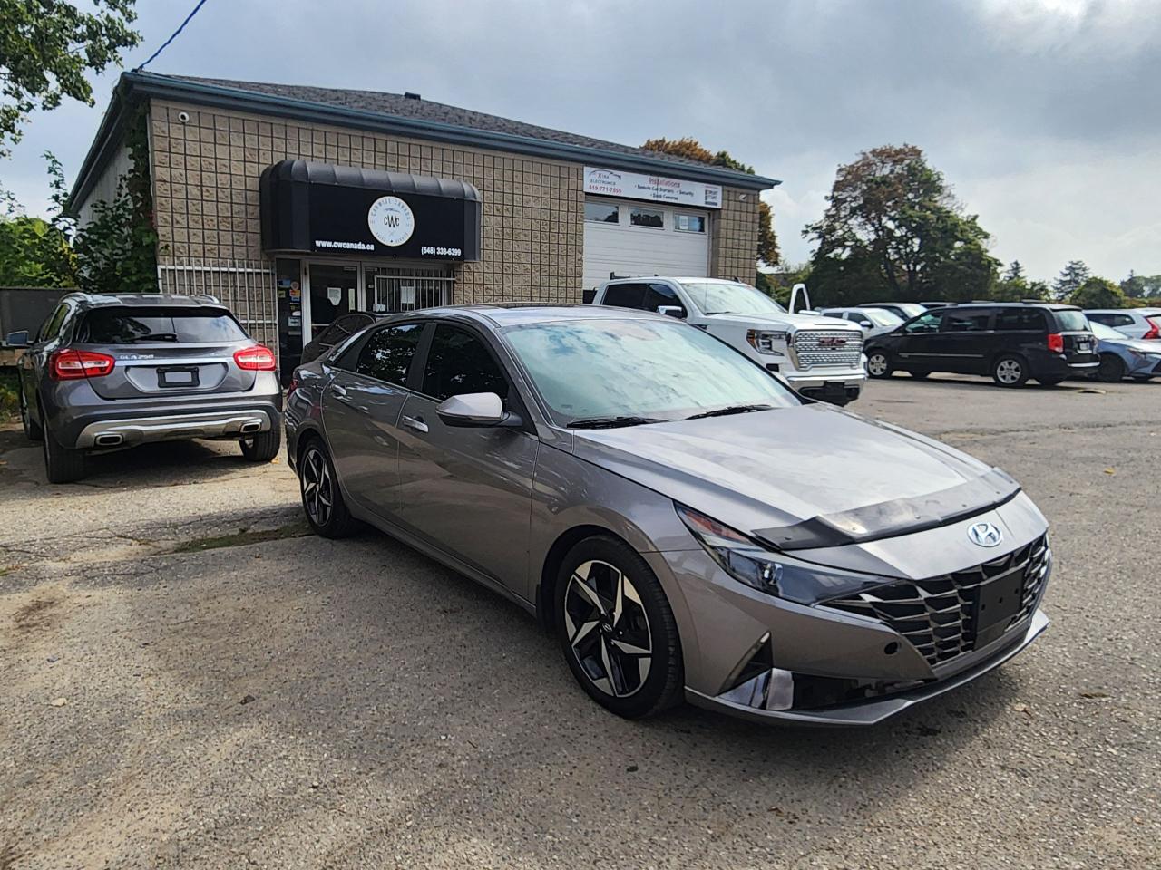 2023 Hyundai Elantra Luxury l Clean Carfax l No Accident l One Owner Photo2